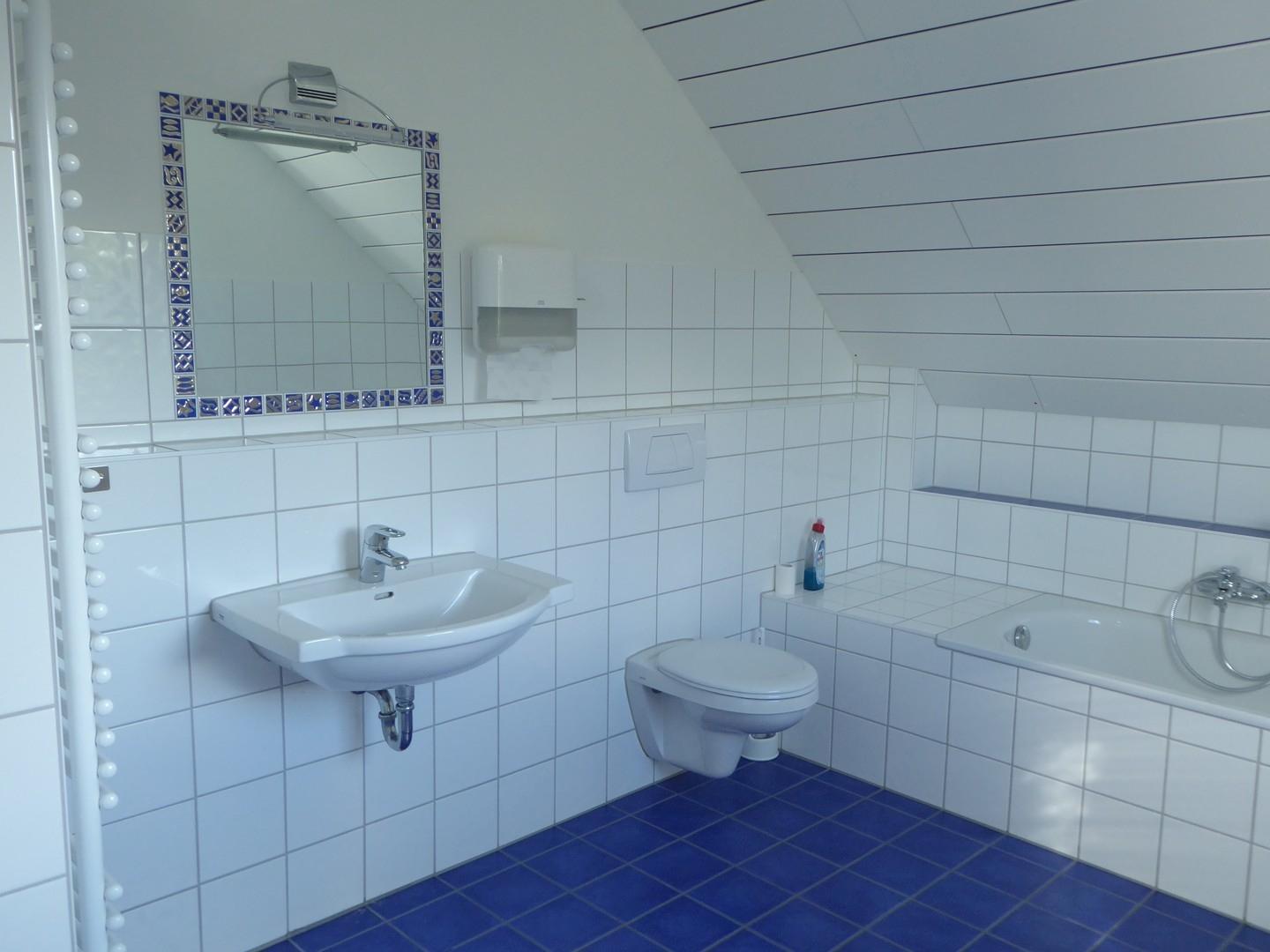 OG: Bad (Wanne, Dusche, WC)