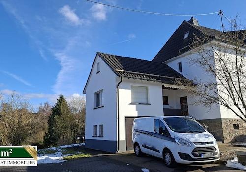 Objektansicht mit Stellplätze