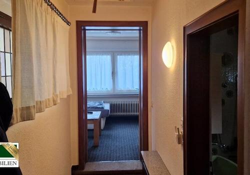 Flur zum Wohnzimmer und Badezimmer