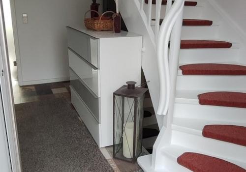 Flur EG und Treppe ins OG