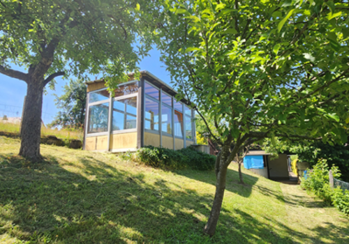 HB24-2 Blick i.d. Garten m. Sommerhaus