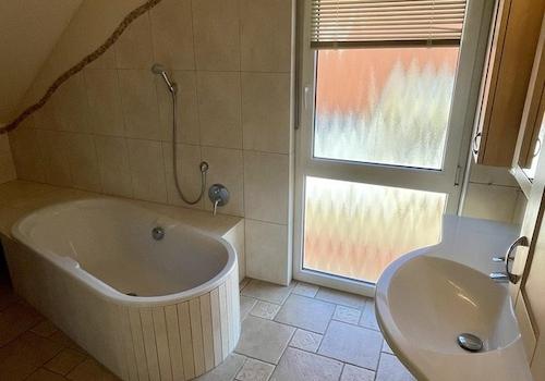 Badezimmer mit Badewanne