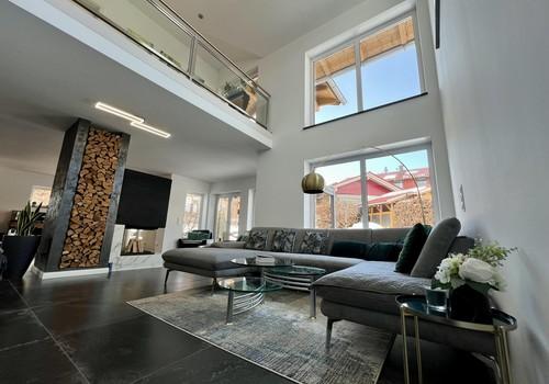 Wohnzimmer mit Galerie 