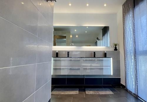 Bad mit Wanne und Dusche