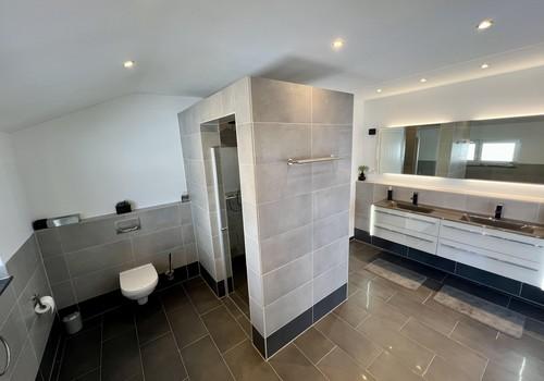 Bad mit Wanne und Dusche