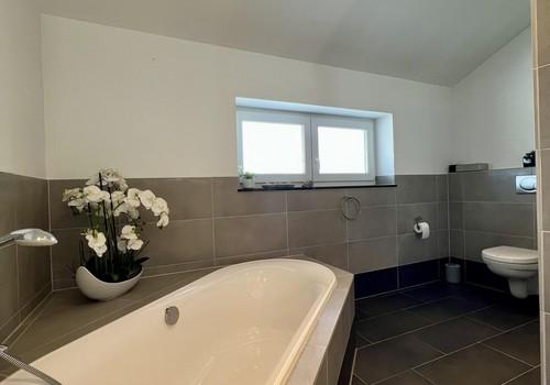 Bad mit Wanne und Dusche