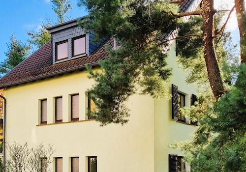 Haus von vorne mit Kiefer