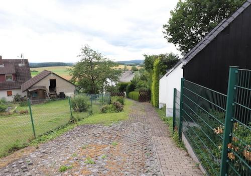 Einfahrt u. Stellplätze