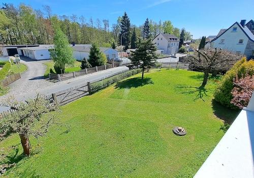 großes ebenes Grundstück