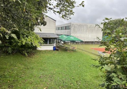 Gartenhütte und Tennisplatz verpachtet
