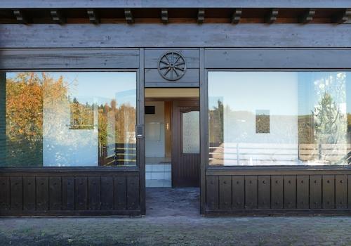 UG: Eingang mit Terrasse