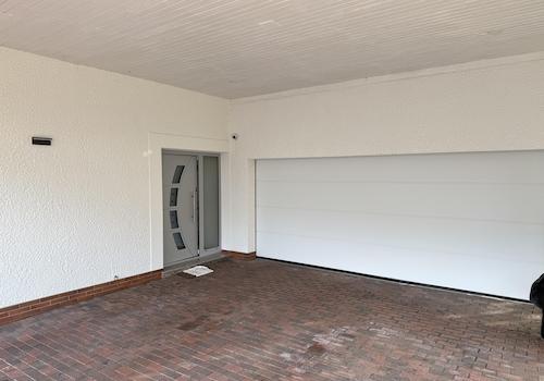 Haustür und Garagentor