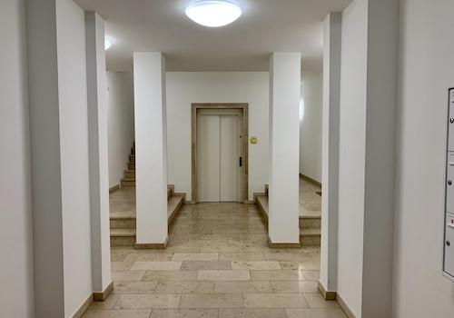 Haus-Eingangsflur/Fahrstuhl