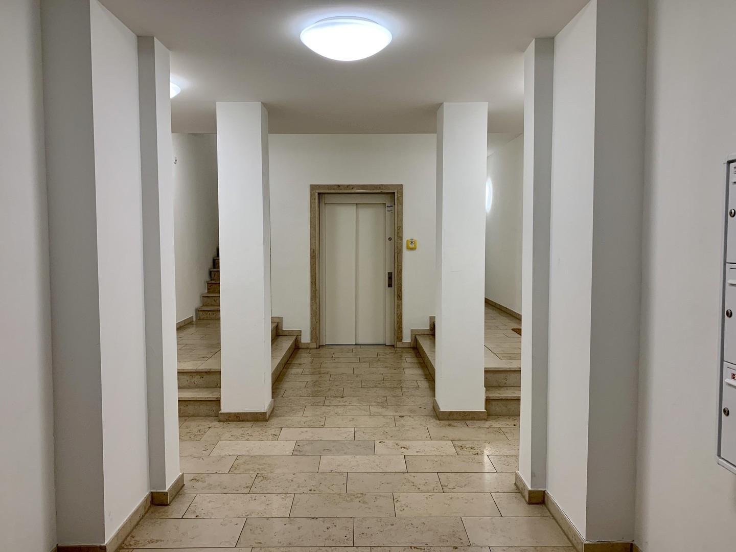 Haus-Eingangsflur/Fahrstuhl