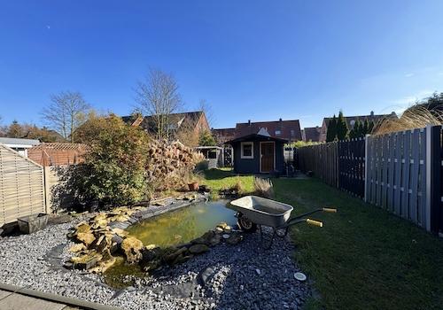 Garten mit Hütte