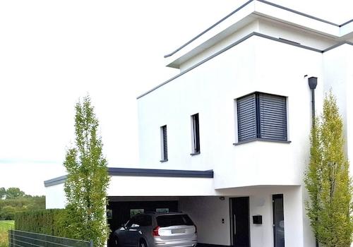 Hausansicht mit Doppelcarport