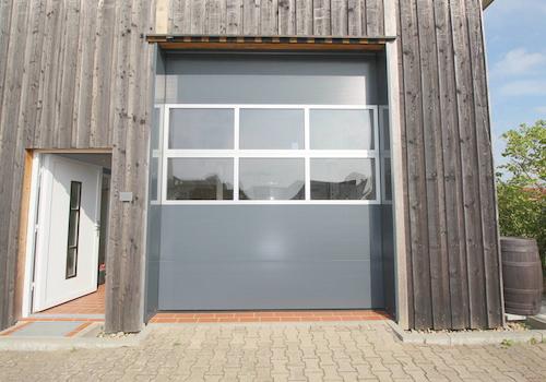 Großes Rolltor zum Werkstattbereich