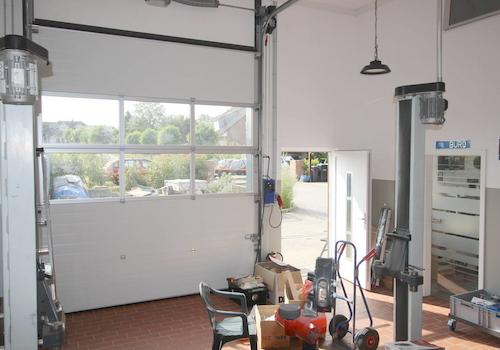 Werkstattblick auf großes Rolltor u. sep. Eingangstür