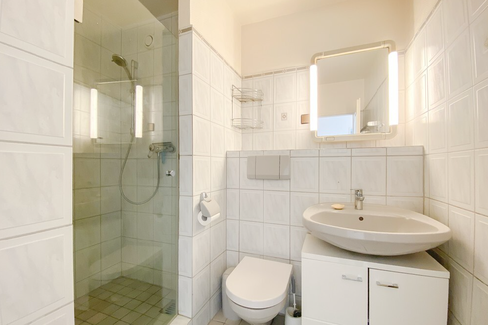 vorderes Bad mit Dusche