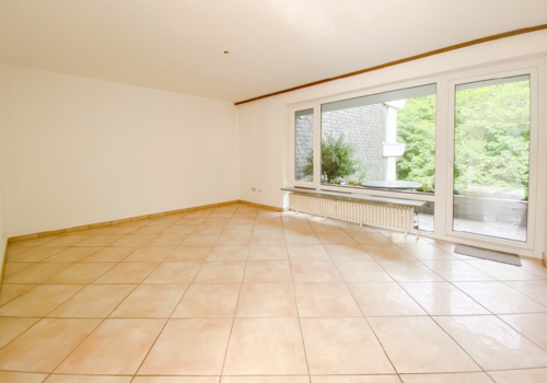 lichtdurchflutetes Wohnzimmer