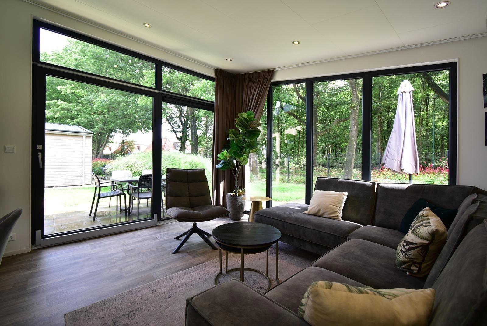 wohnzimmer-kaufen-kaatsheuvel-grosse-fenster-moderne-einrichtung-2025.webp006