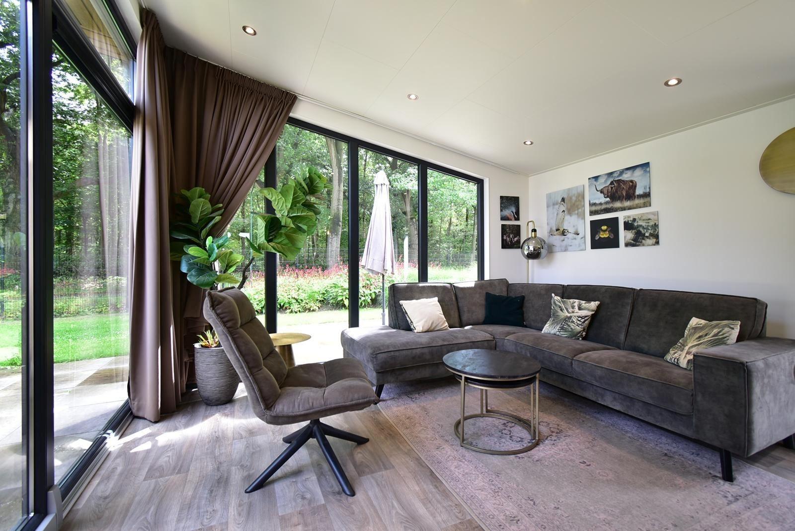 wohnzimmer-kaufen-kaatsheuvel-grosse-fenster-moderne-einrichtung-2025.webp005