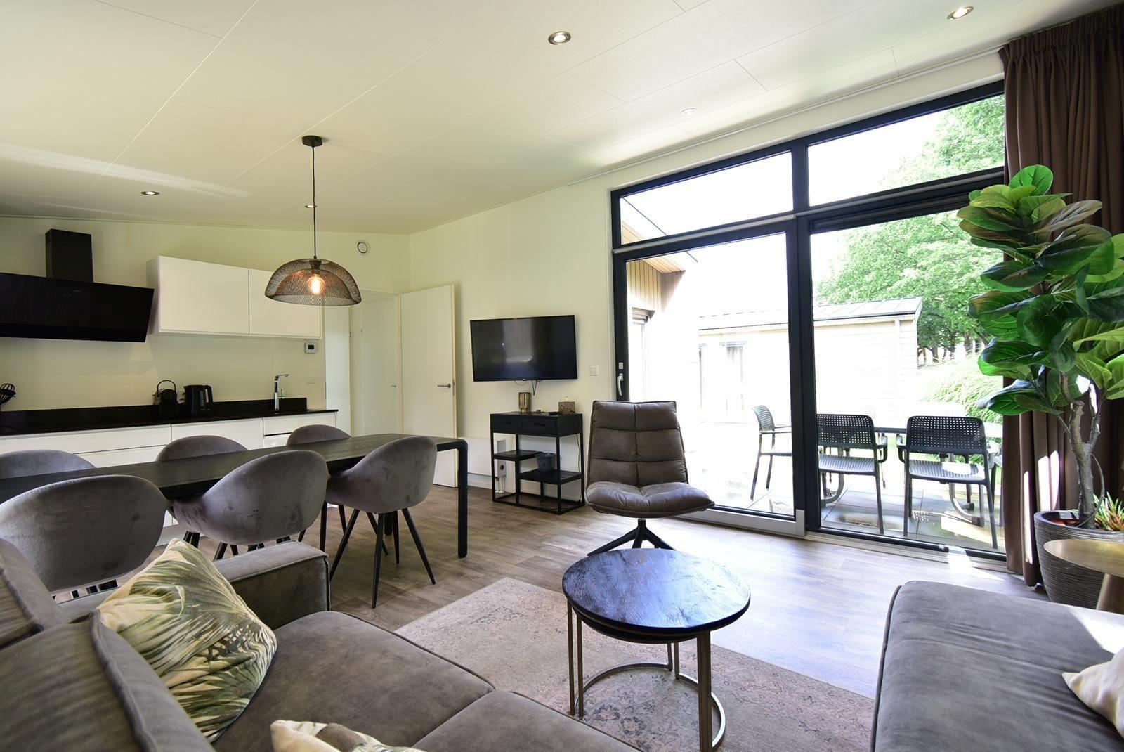 wohnzimmer-kaufen-kaatsheuvel-grosse-fenster-moderne-einrichtung-2025.webp010