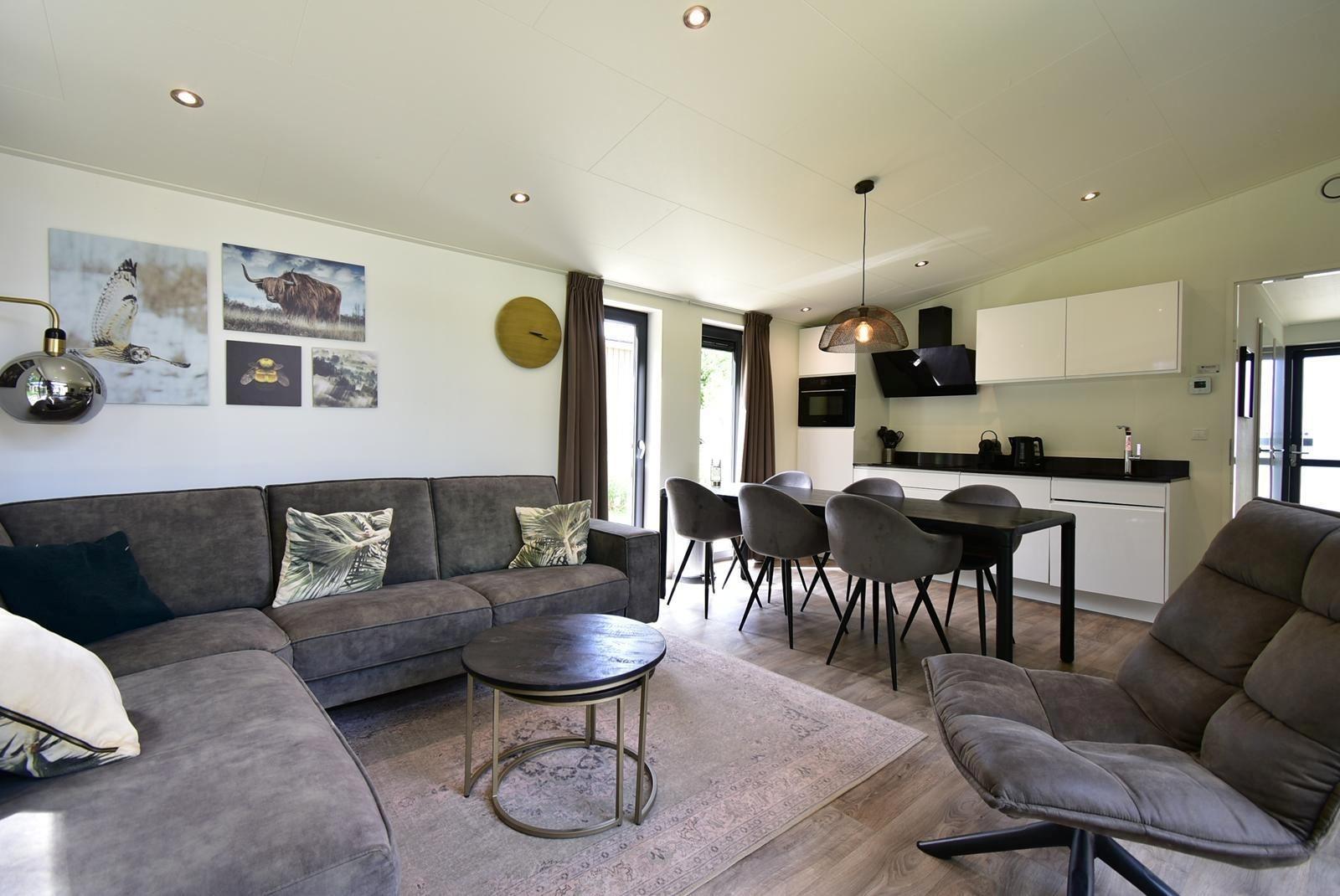 wohnzimmer-kaufen-kaatsheuvel-grosse-fenster-moderne-einrichtung-2025.webp008