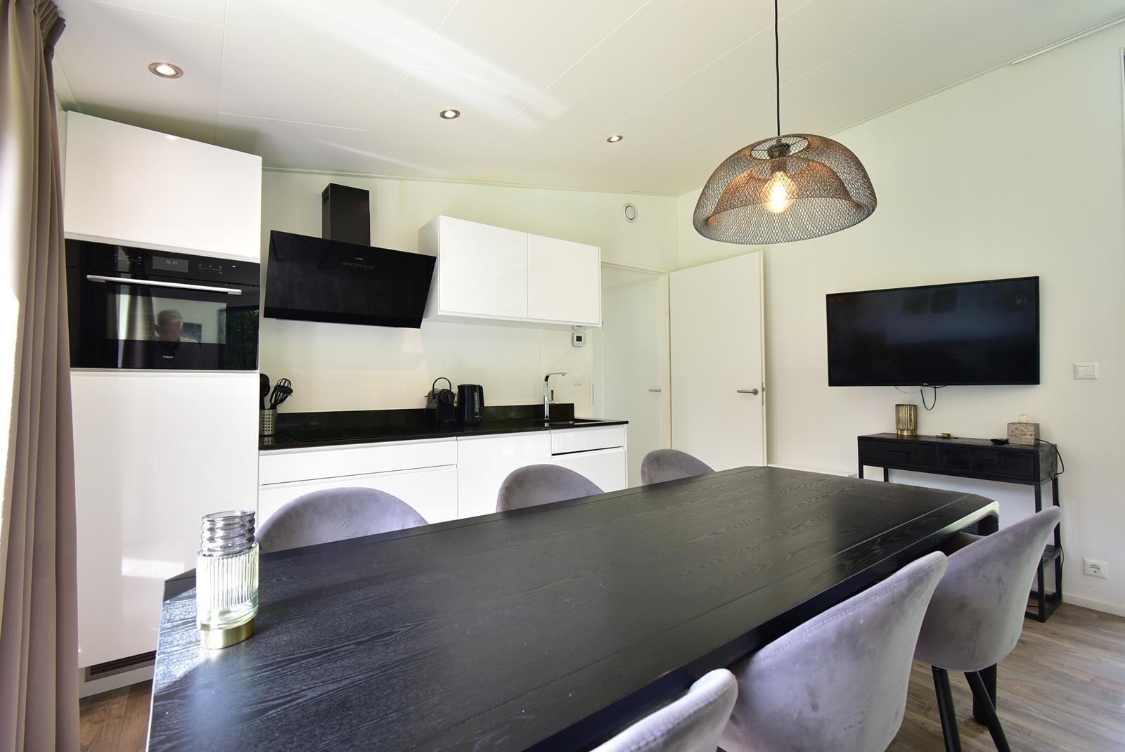 wohnzimmer-kaufen-kaatsheuvel-grosse-fenster-moderne-einrichtung-2025.webp011