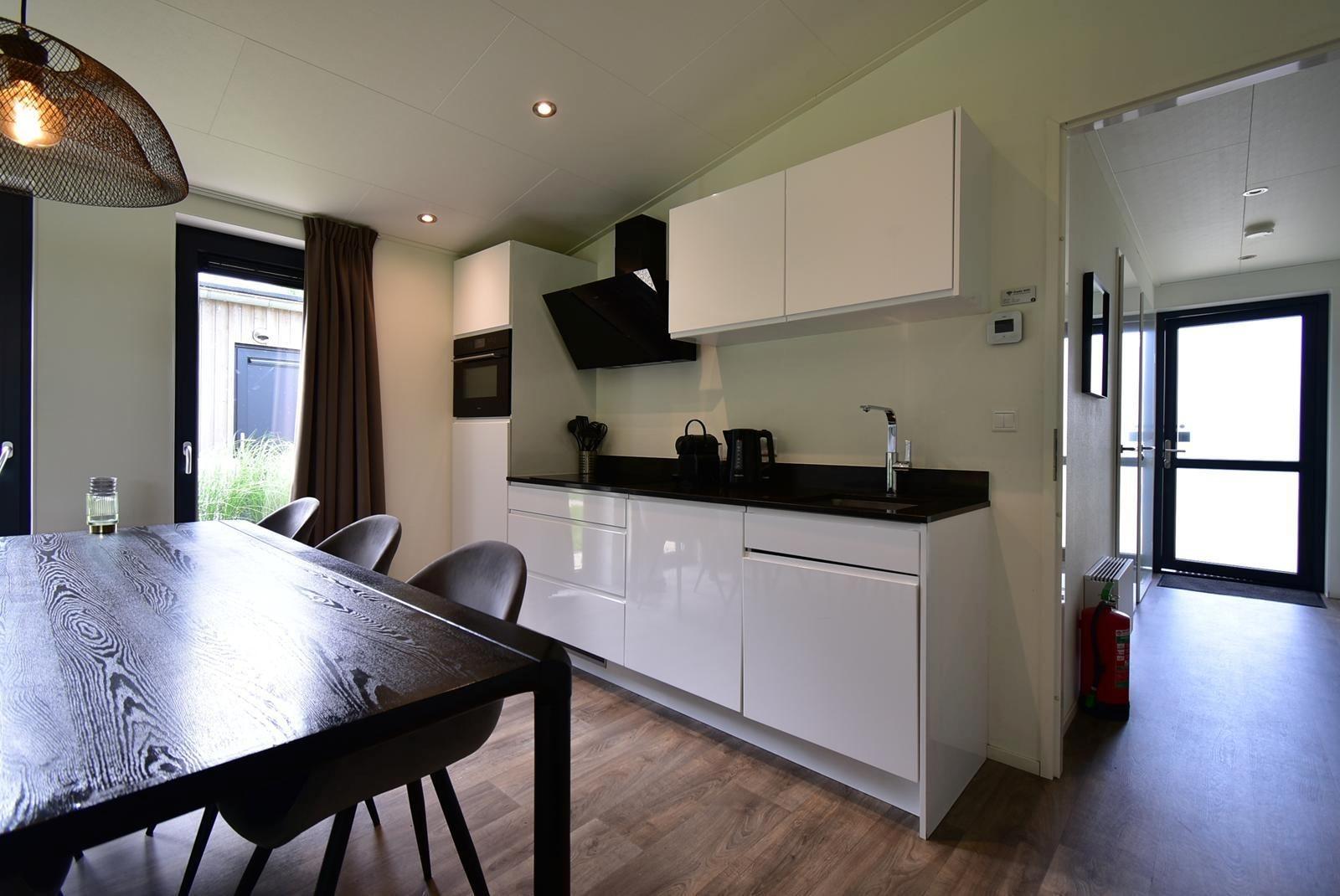 wohnzimmer-kaufen-kaatsheuvel-grosse-fenster-moderne-einrichtung-2025.webp004