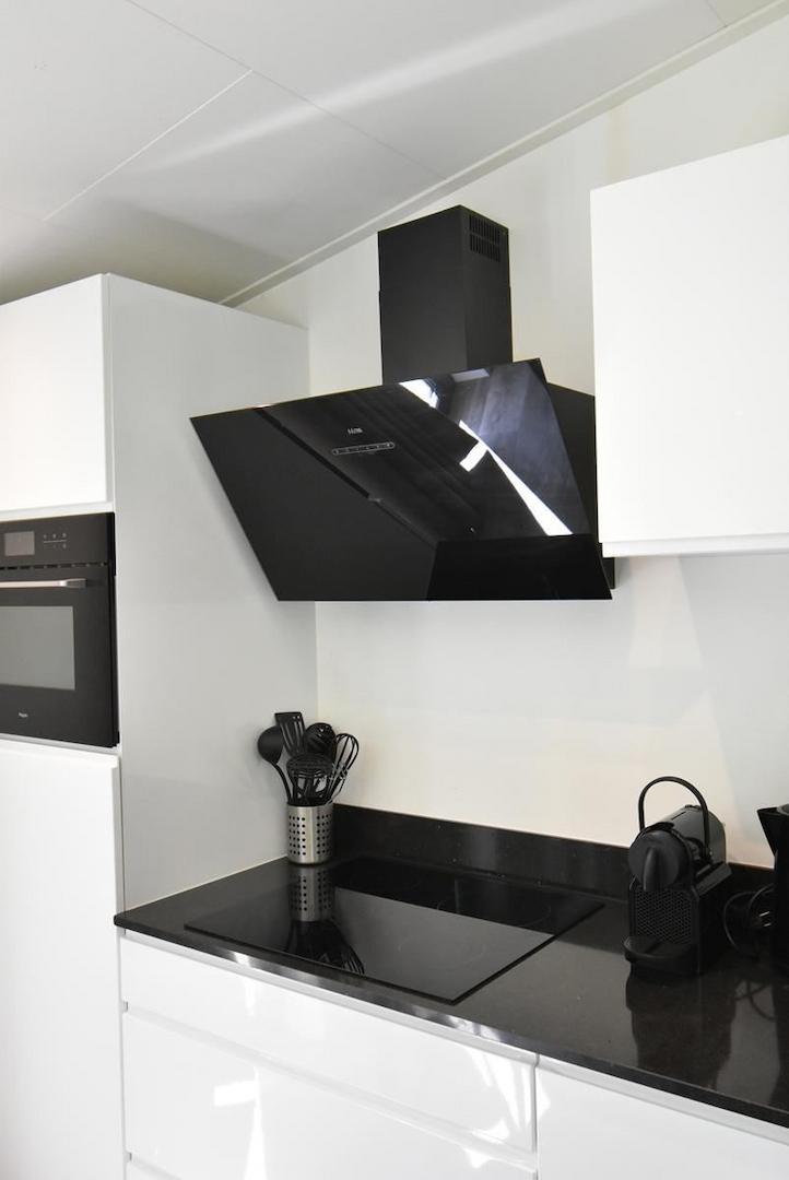 kuche-kaufen-hochglanz-weiss-dunkle-arbeitsplatte-moderne-villa-2025.webp001