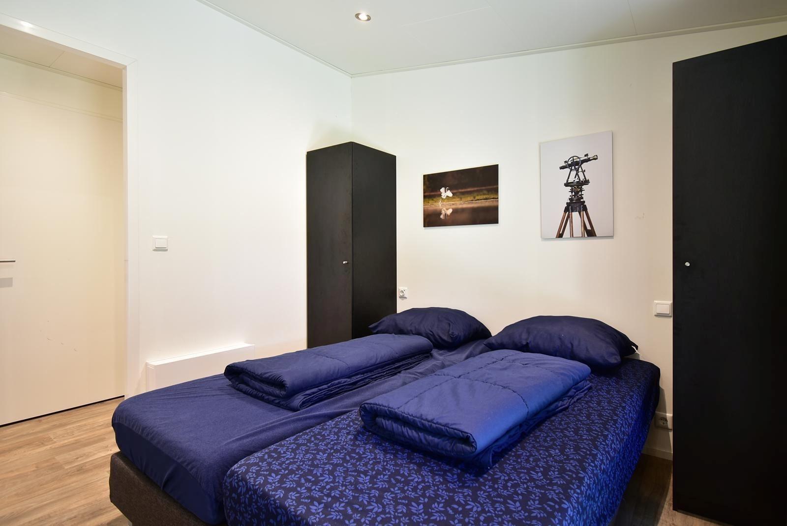 hauptschlafzimmer-kaufen-dunkle-schranke-moderne-villa-kaatsheuvel-2025.webp006