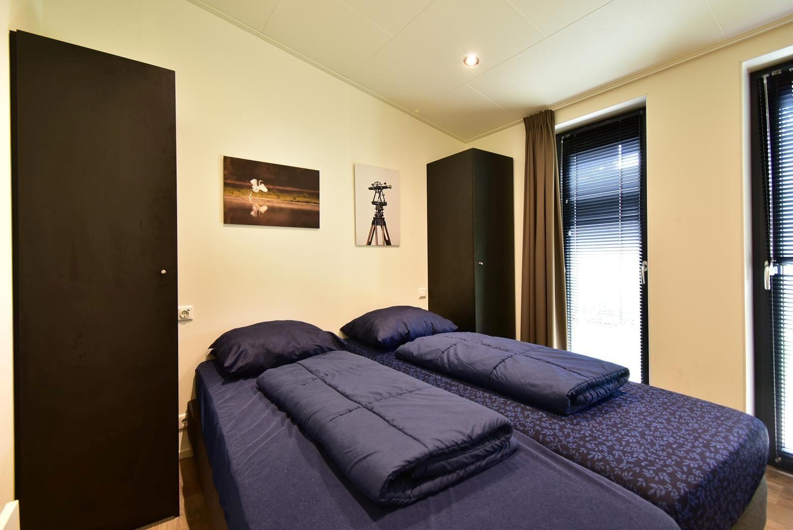 hauptschlafzimmer-kaufen-dunkle-schranke-moderne-villa-kaatsheuvel-2025.webp005