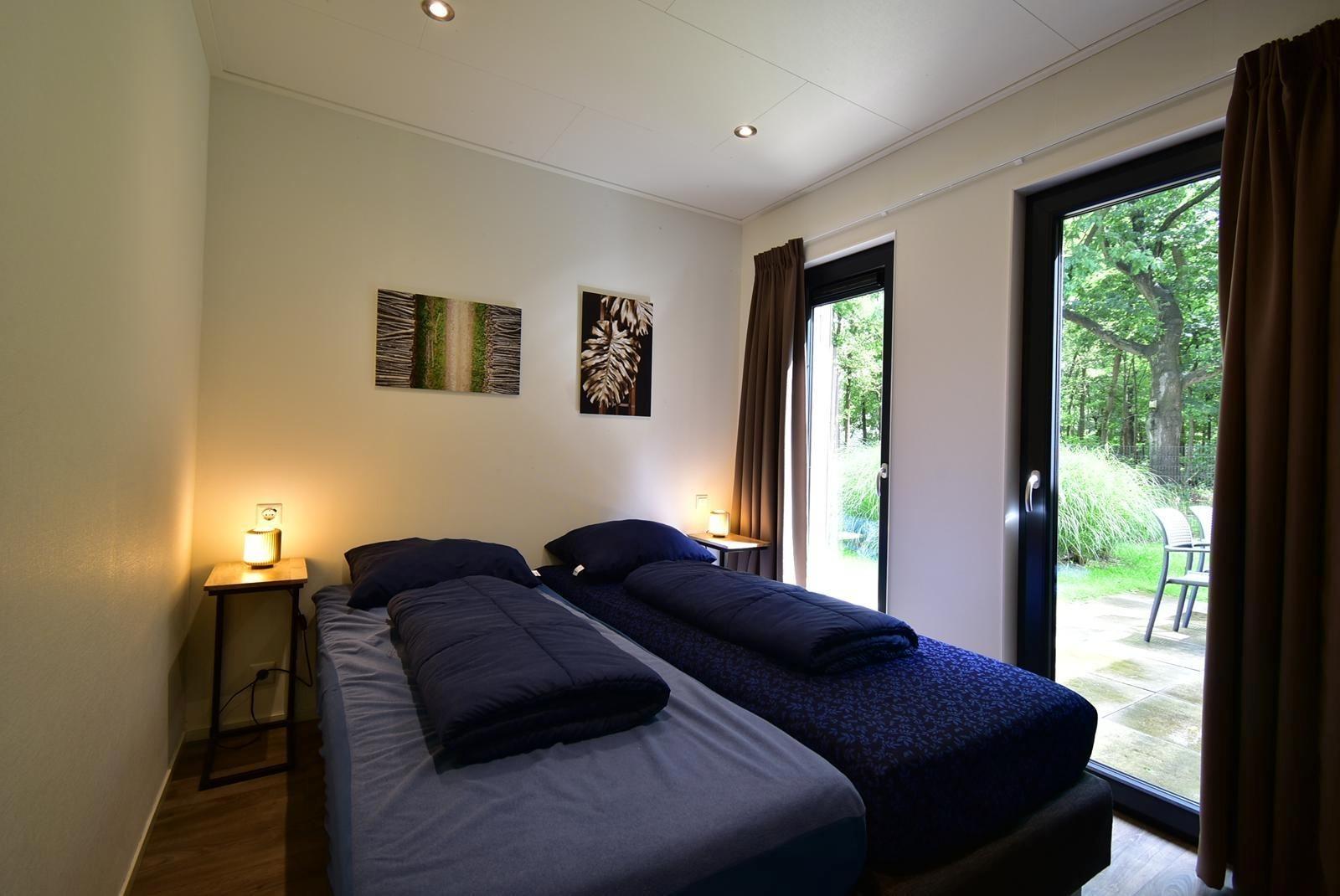 hauptschlafzimmer-kaufen-dunkle-schranke-moderne-villa-kaatsheuvel-2025.webp007