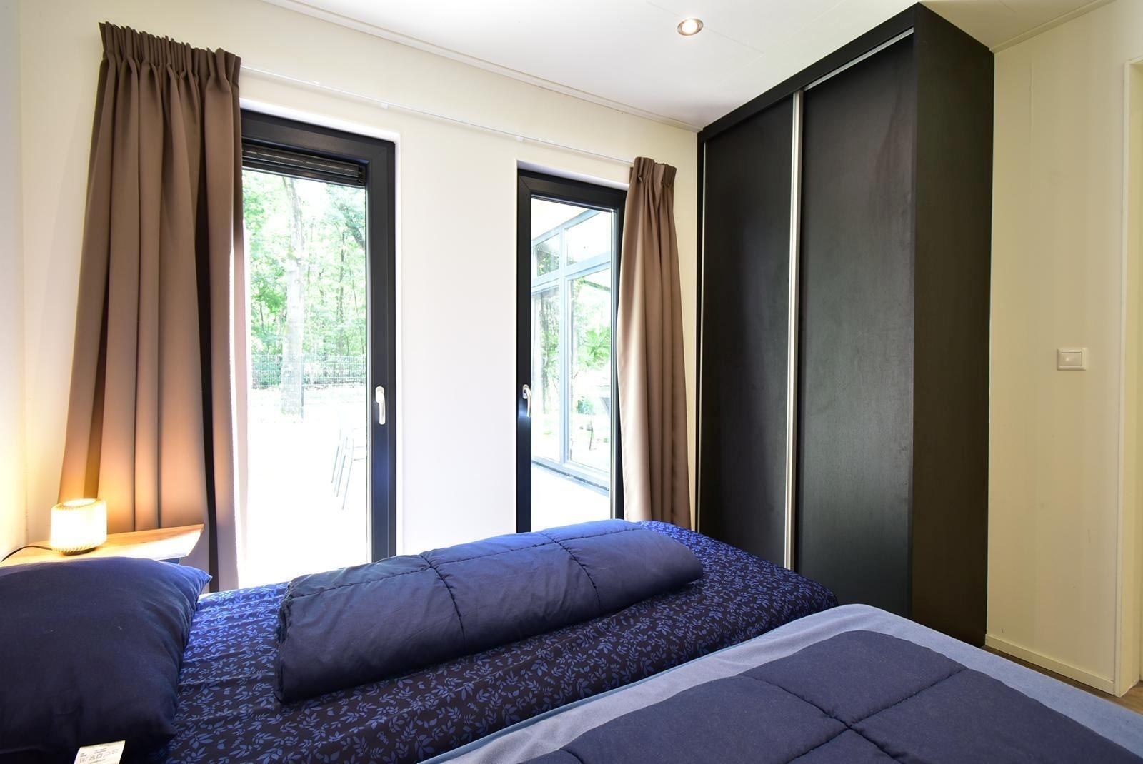 hauptschlafzimmer-kaufen-dunkle-schranke-moderne-villa-kaatsheuvel-2025.webp008