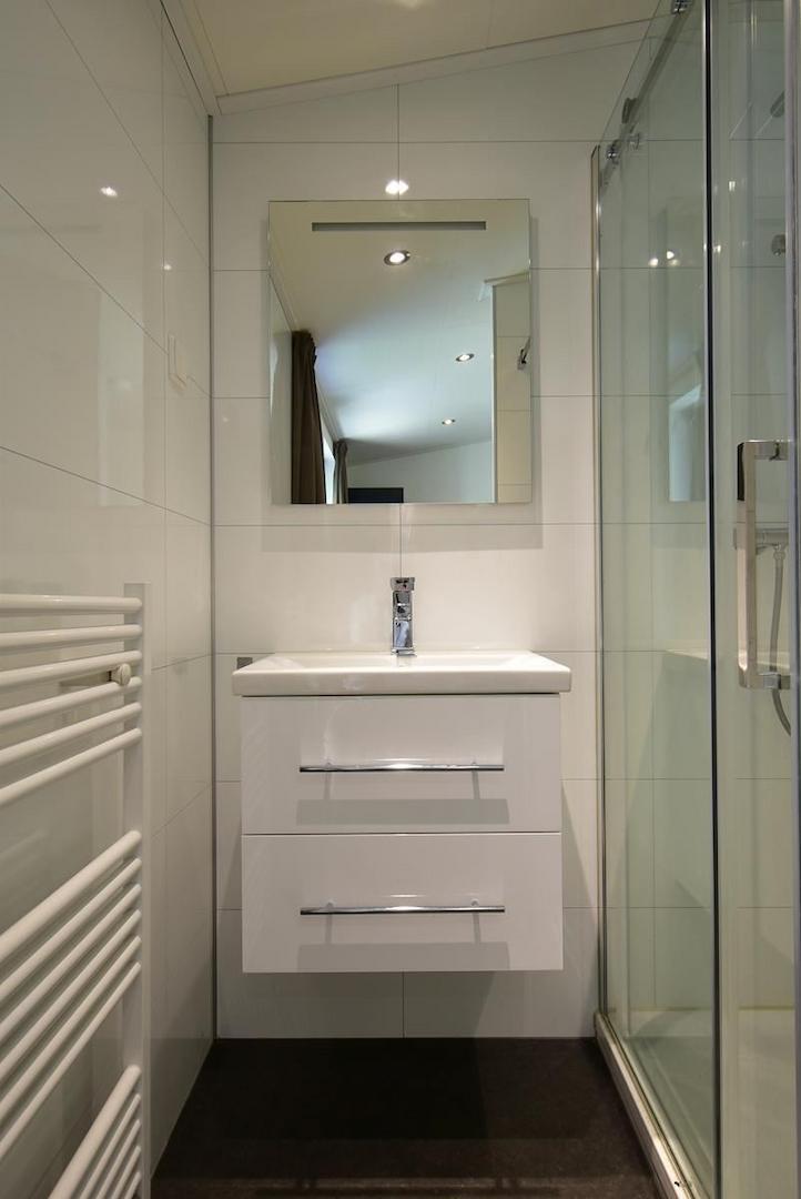 hauptbadezimmer-kaufen-dusche-wc-waschbecken-moderne-villa-2025.webp002