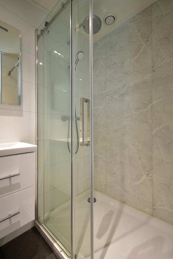 hauptbadezimmer-kaufen-dusche-wc-waschbecken-moderne-villa-2025.webp004