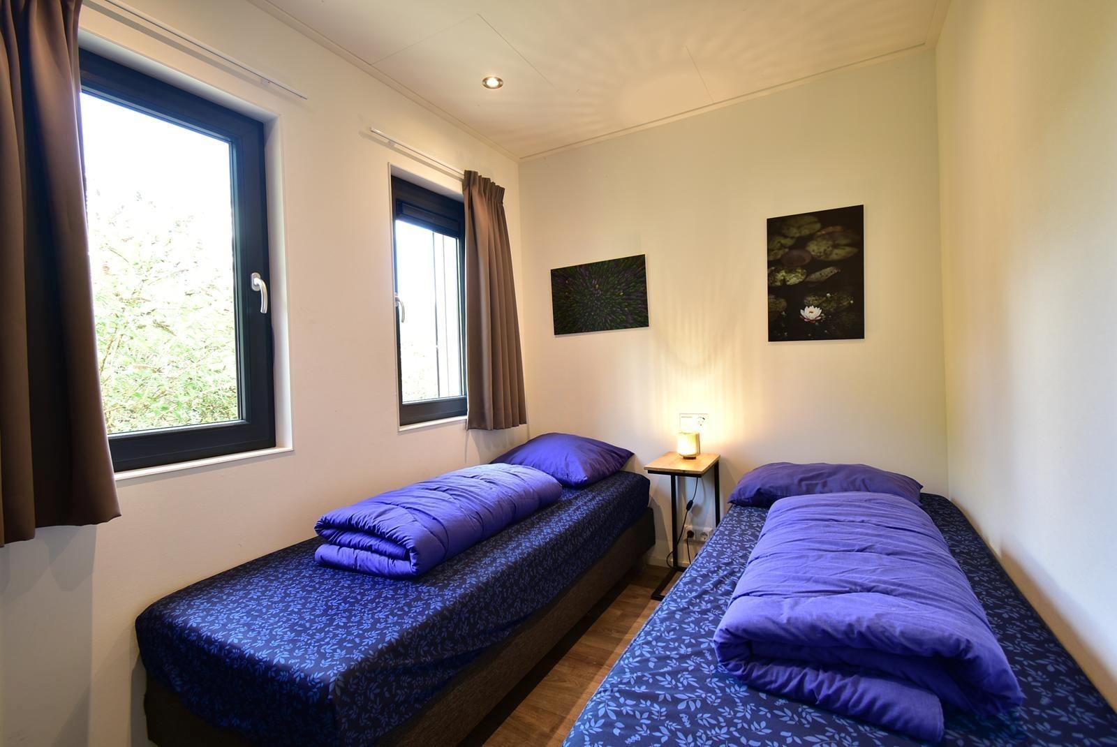 hauptschlafzimmer-kaufen-dunkle-schranke-moderne-villa-kaatsheuvel-2025.webp004