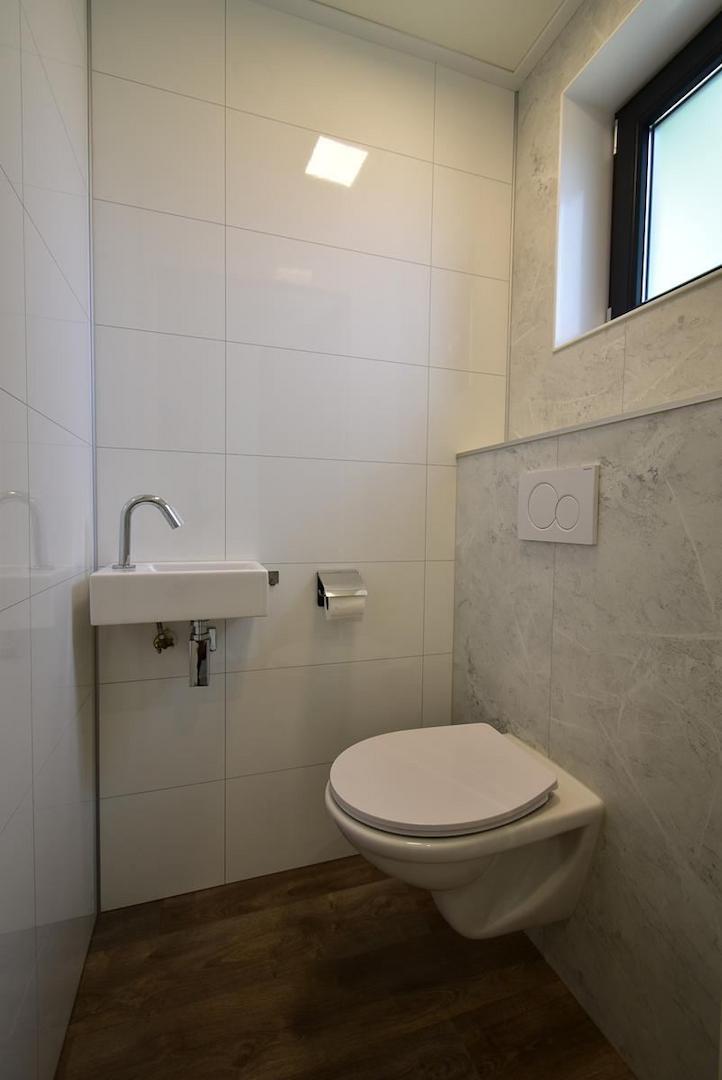 hauptbadezimmer-kaufen-dusche-wc-waschbecken-moderne-villa-2025.webp005