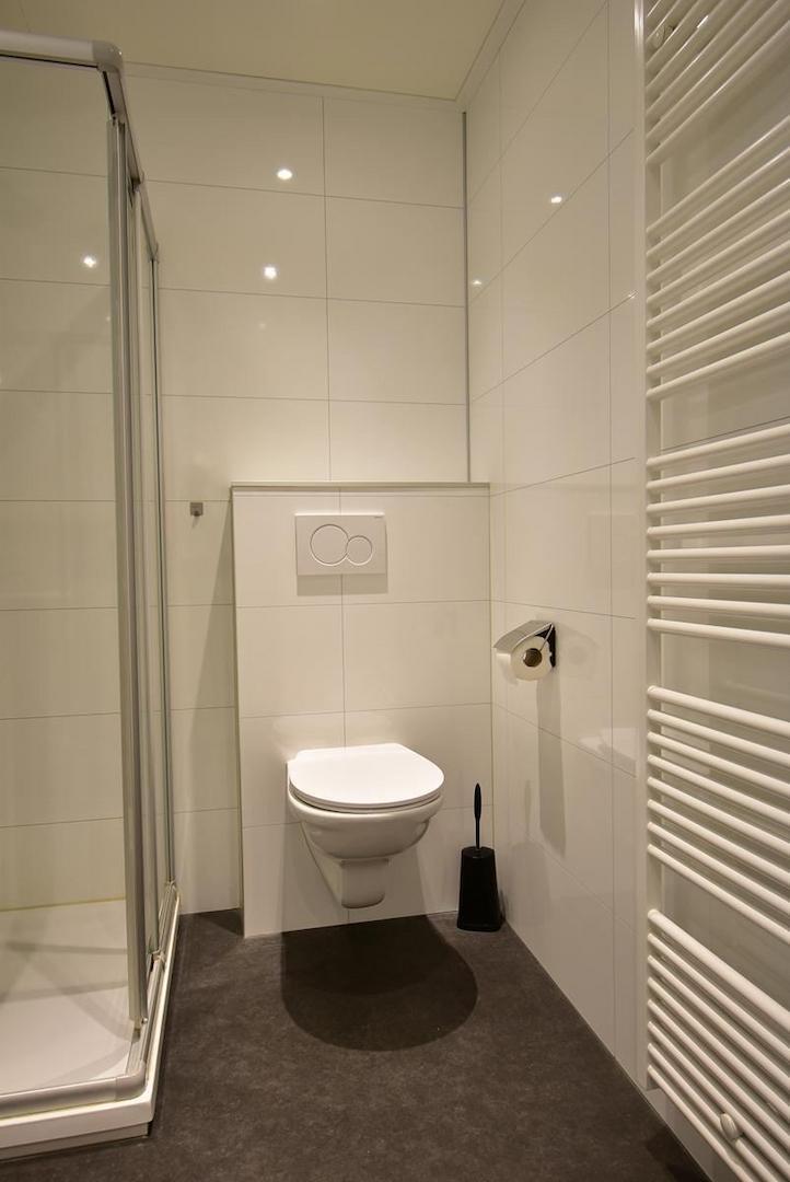 hauptbadezimmer-kaufen-dusche-wc-waschbecken-moderne-villa-2025.webp001