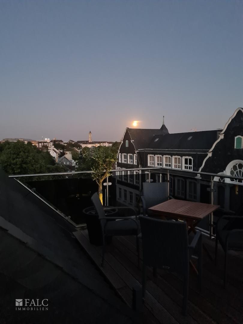 Dachterrasse bei Dunkelheit