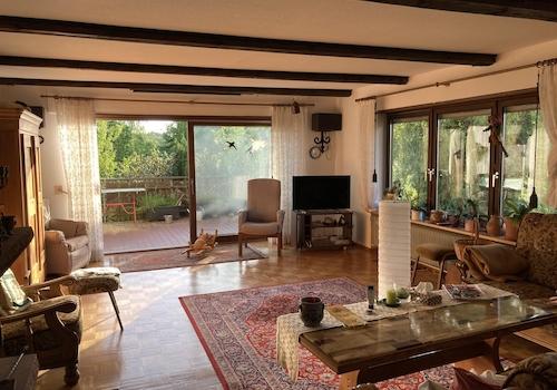 Wohnzimmer mit Balkon 