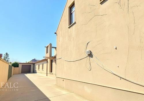 Hof vom Eingang - (KI generiert)