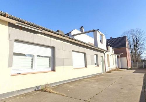 Hof von der Garage - (KI generiert)