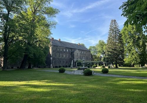 Hier nennen wir es Schloss