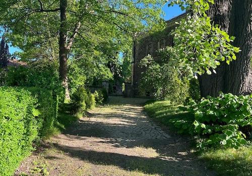 Zufahrt zum Ostflügel (1)