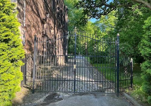 Zufahrt zu Westflügel und Villa (2)