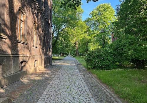 Zufahrt zu Westflügel und Villa  (3)