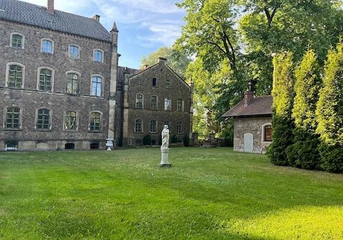 Mittelbau mit Ostflügel und Garage