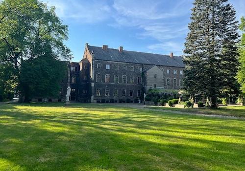 Mittelbau mit Orangerie und Westflügel